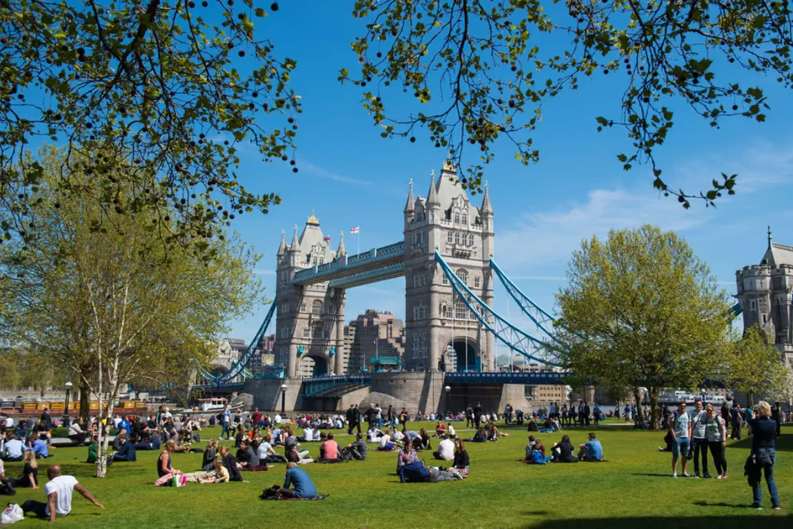 Ánh nắng xuân dịu ấm giúp London hiện lên rạng rỡ và đầy tinh khôi.