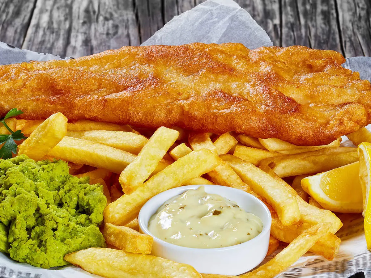 Fish and Chips giòn rụm bên ngoài và mềm ngọt bên trong mang hương vị Anh quốc đặc trưng.