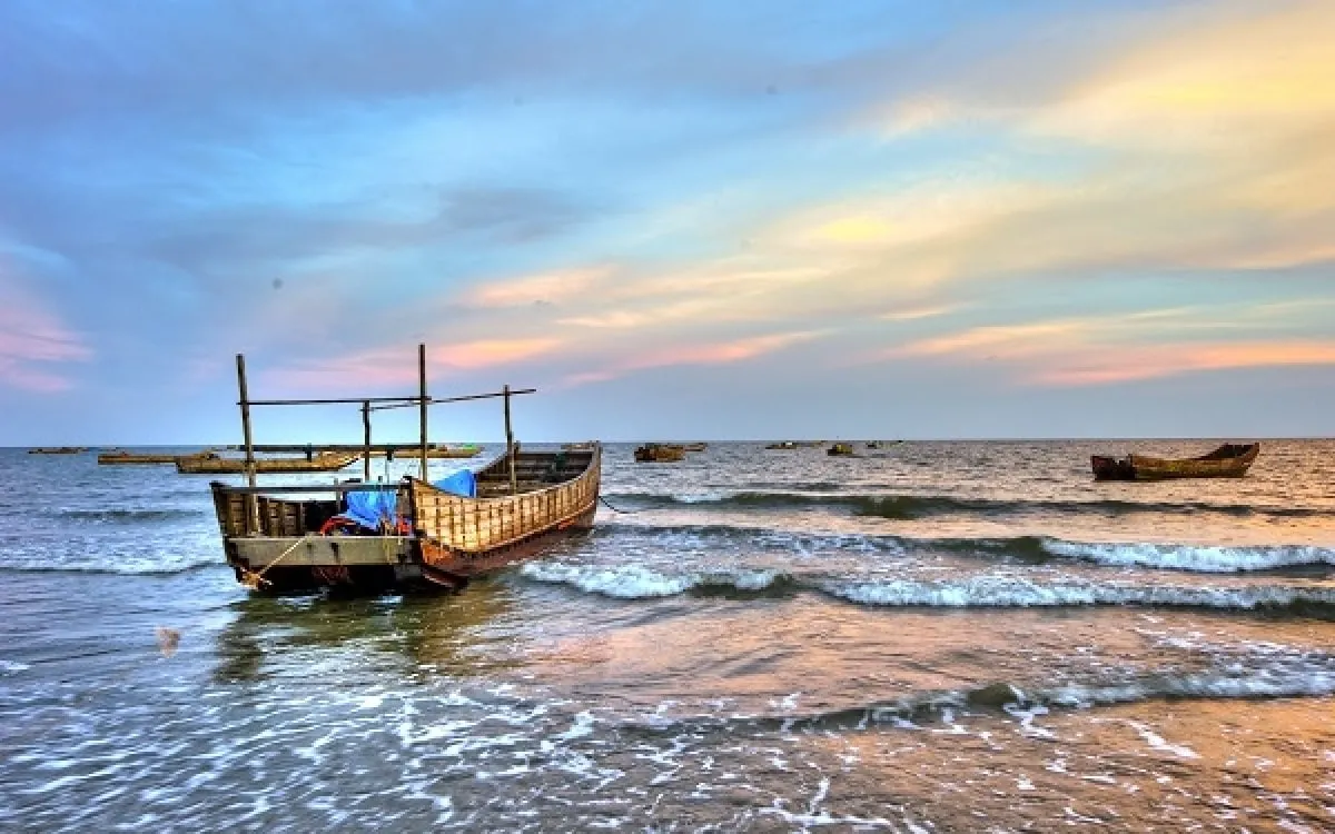 Khung cảnh Trà Cổ mở ra đầy mềm mại với cát trắng, biển xanh và nhịp sóng nhẹ nhàng.