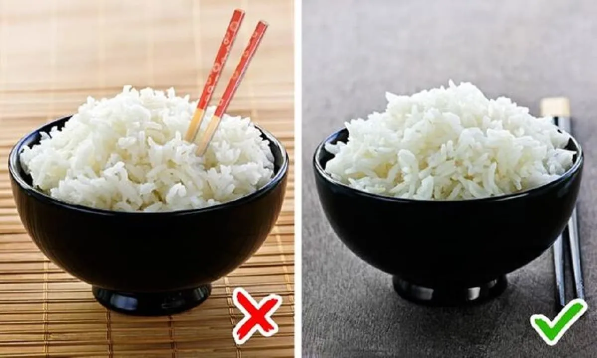 Cắm đũa vào bát cơm là điều tối kỵ.