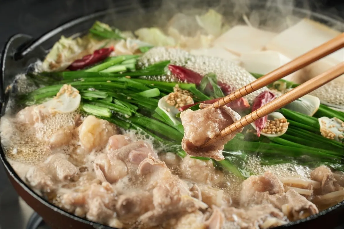 Motsunabe là món lẩu đặc trưng với hương vị đậm đà và nguyên liệu phong phú.