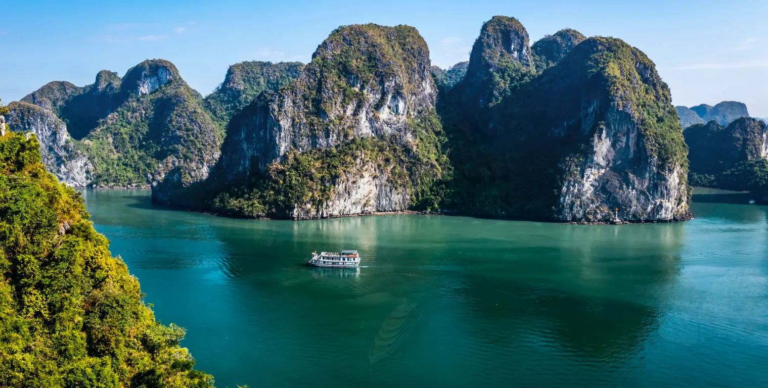 Một góc ở vịnh Hạ Long đủ khiến người ta choáng ngợp trước vẻ đẹp thiên nhiên hùng vĩ.