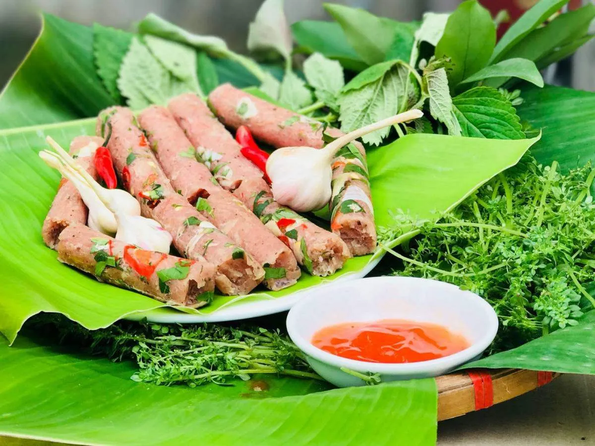 Nem chua Quảng Yên nổi bật bởi sự cân bằng giữa vị chua dịu, cay nhẹ và độ giòn đầy hấp dẫn.