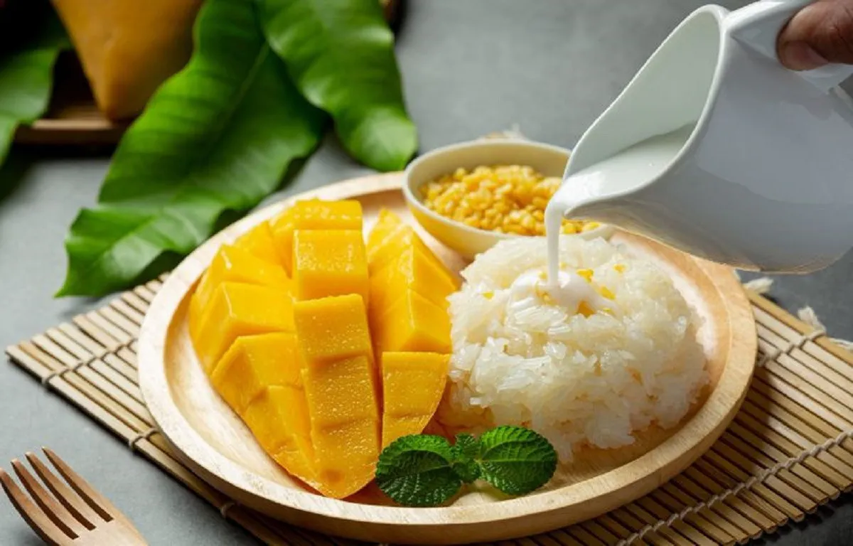 Xôi xoài là món tráng miệng nổi tiếng với sự kết hợp hài hòa giữa ngọt và béo.