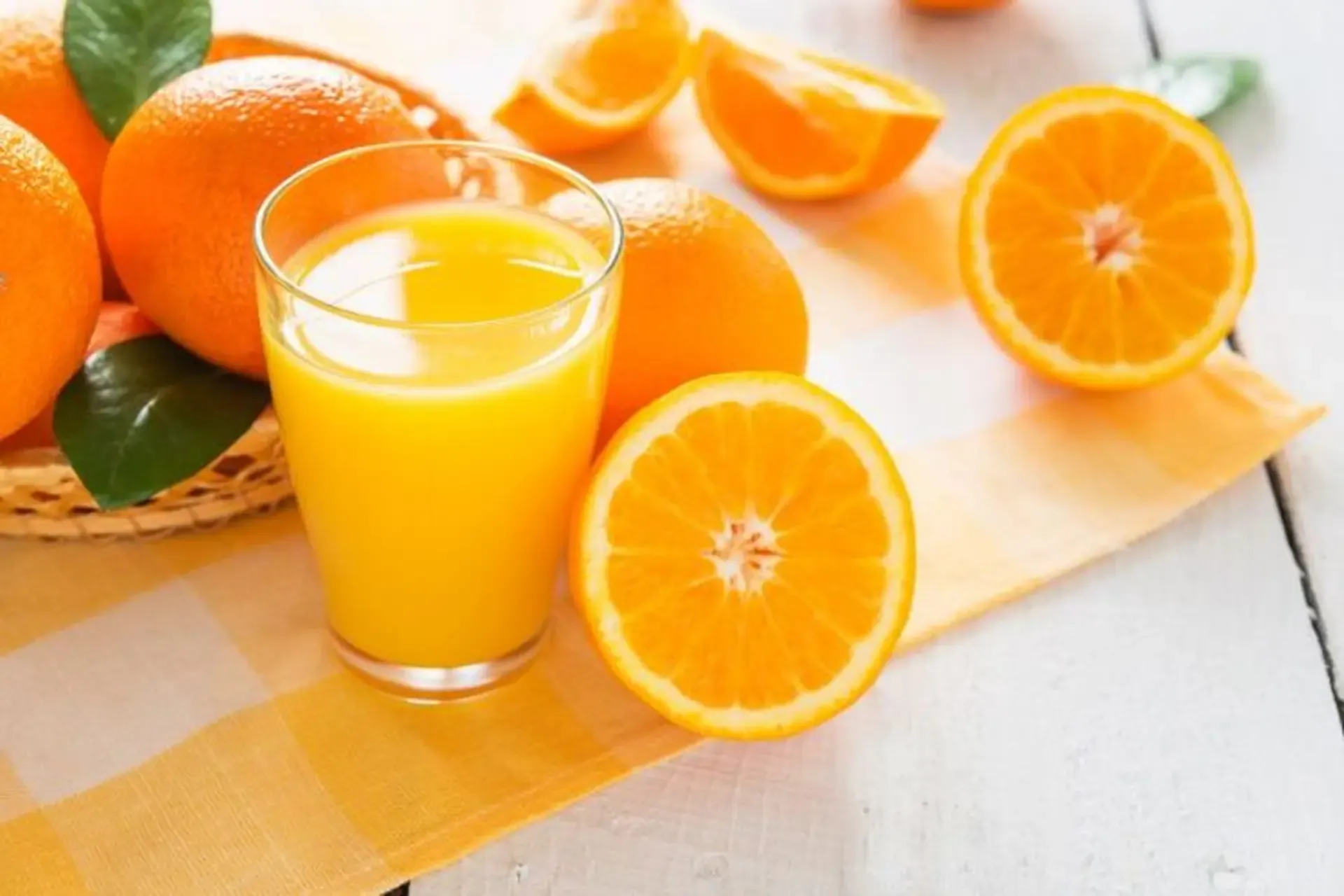 Nước cam tươi mang đến hương vị chua ngọt dễ uống và sảng khoái.