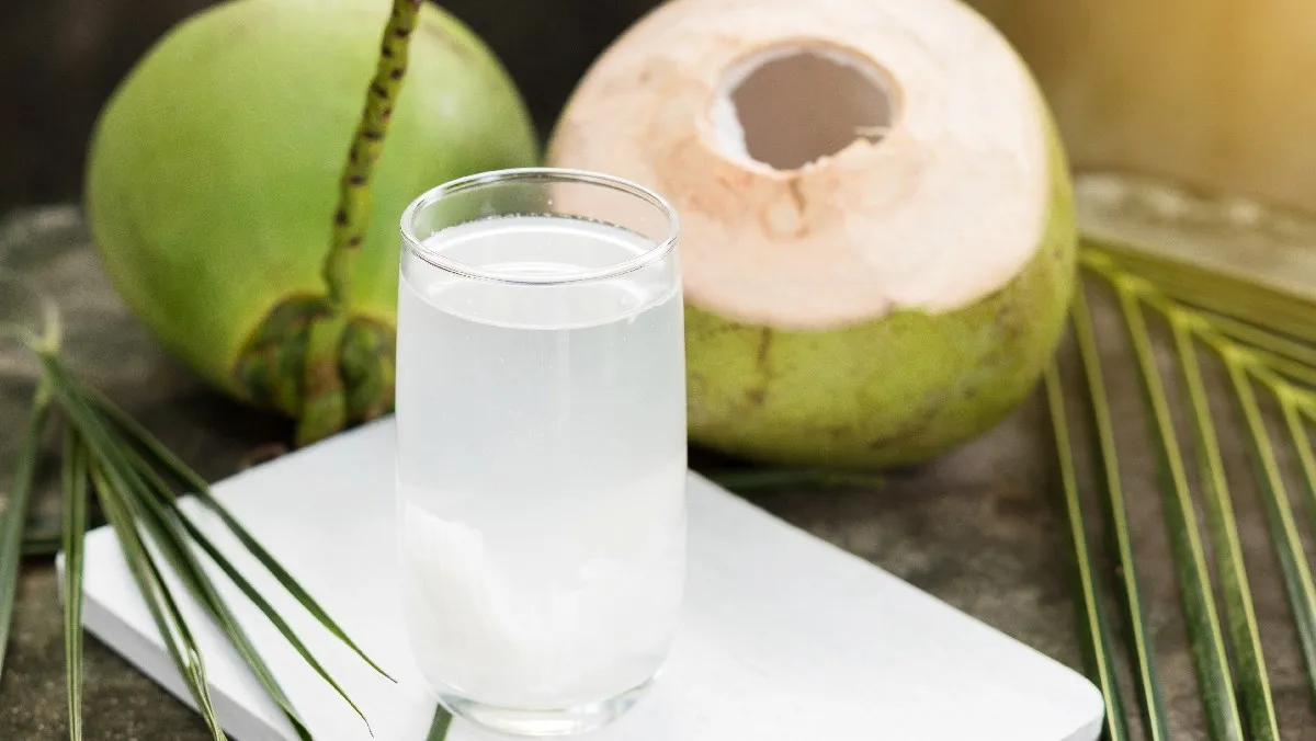 Nước dừa xiêm thanh mát với vị ngọt dịu tự nhiên.