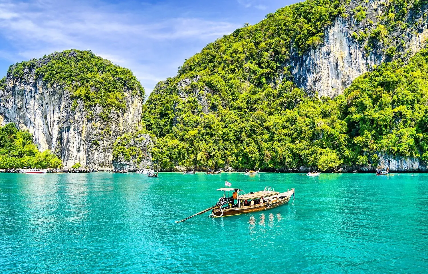 Phuket gây ấn tượng với làn nước trong xanh và cảnh quan bình yên.