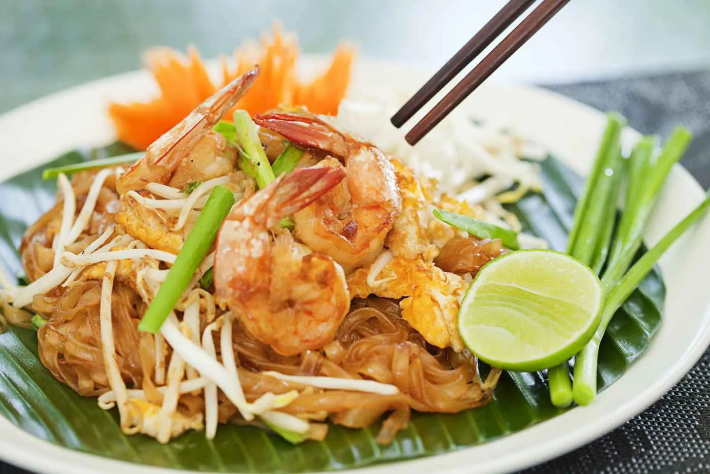 Pad Thái là món mì xào đặc trưng với hương vị hài hòa và dễ thưởng thức.