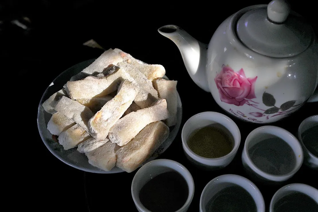 Chè lam Phủ Quảng dẻo thơm, ngọt nhẹ với vị gừng cay dịu khiến ai cũng yêu thích.