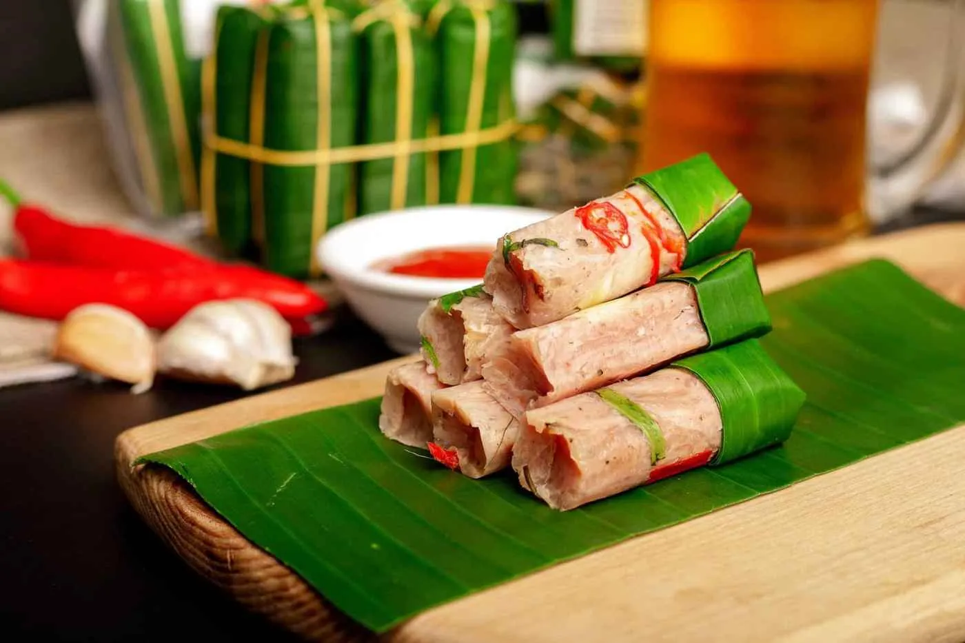 Thưởng thức nem chua Thanh Hóa để cảm nhận hương vị truyền thống đã làm nên tên tuổi xứ Thanh.