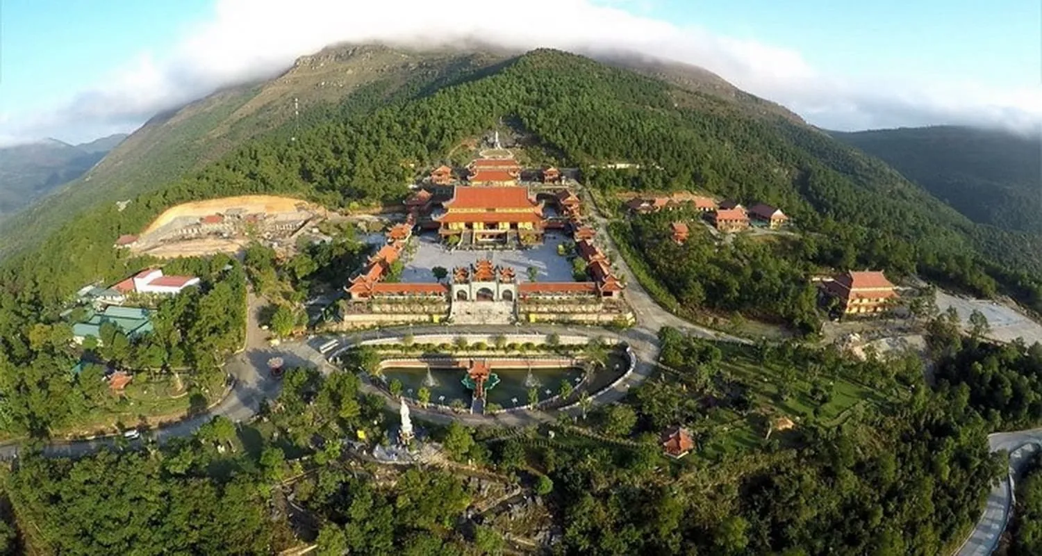 Ánh nắng phủ lên núi rừng Thanh Hóa tạo nên khung cảnh bình yên và đầy sức sống.