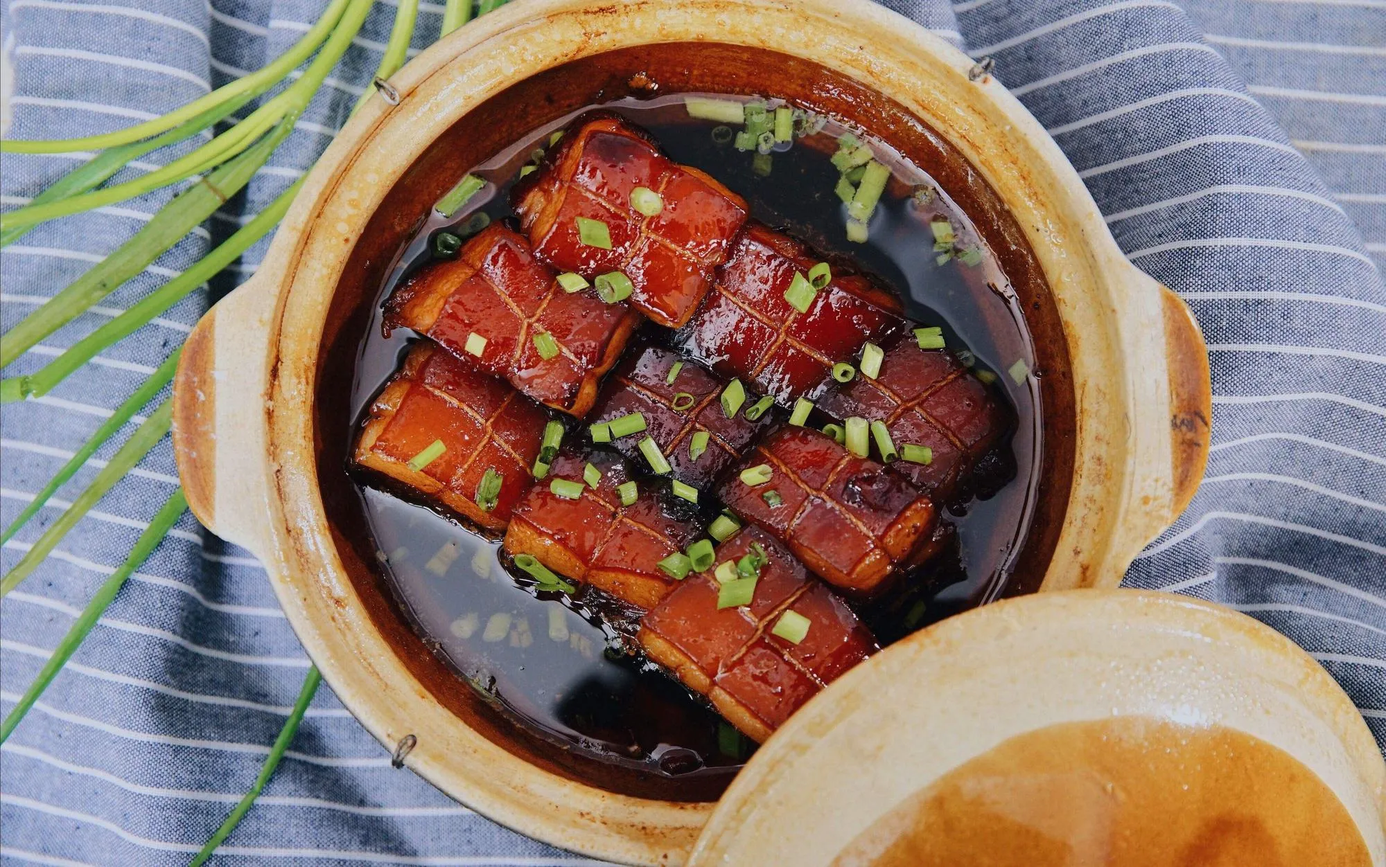 Thịt kho Đông Pha mềm rục óng ánh trong lớp nước sốt sánh đậm đặc trưng.