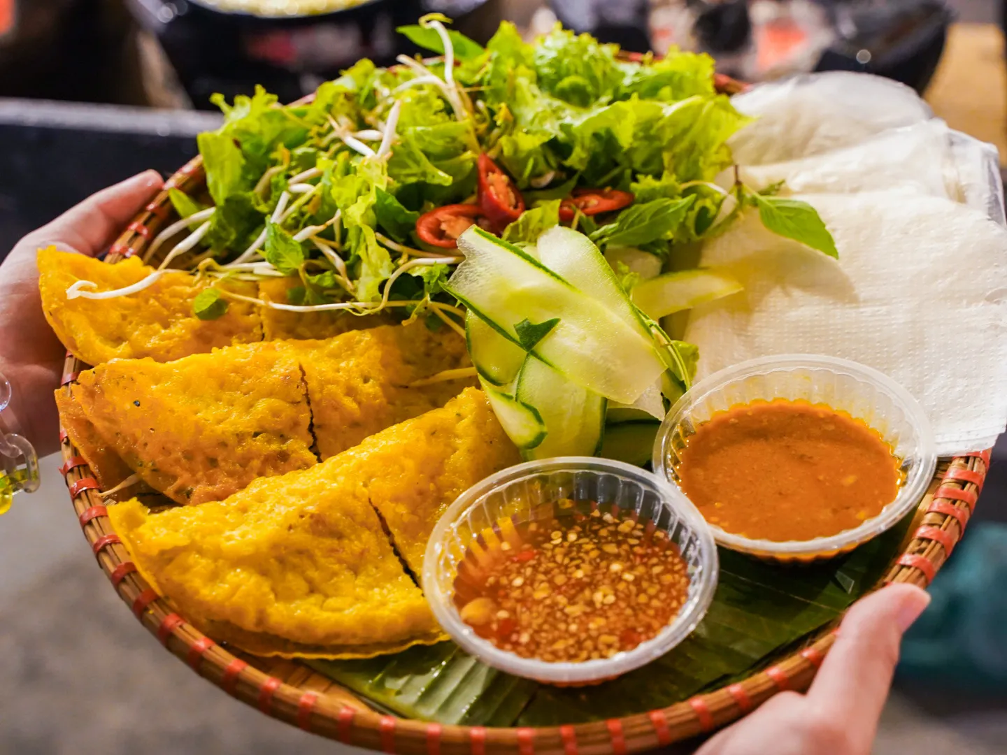 Bánh xèo Đà Nẵng có kích thước nhỏ hơn các khu vực khác nhưng lớp vỏ rất giòn.