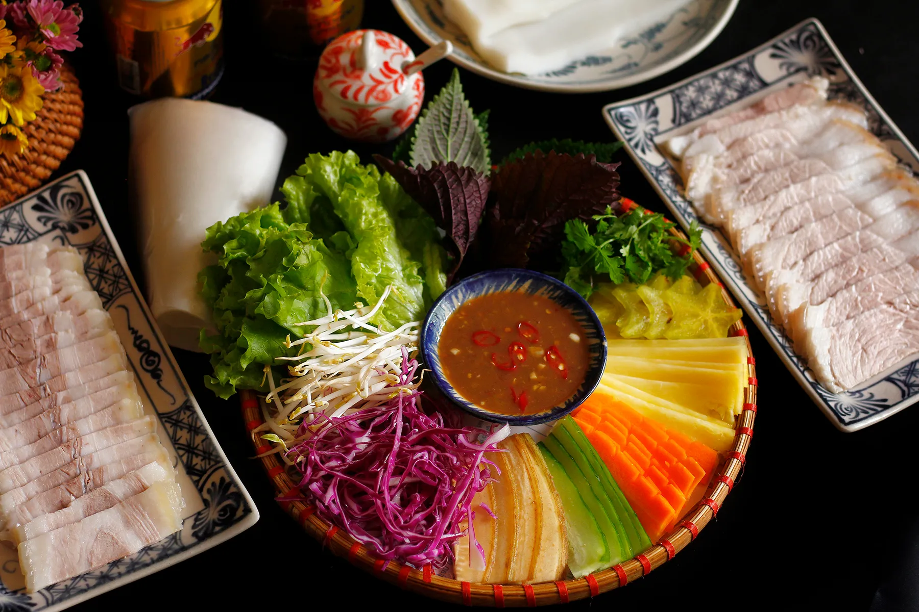 Bánh tráng cuốn thịt heo một trong những đặc sản không thể bỏ qua khi đến Đà Nẵng.