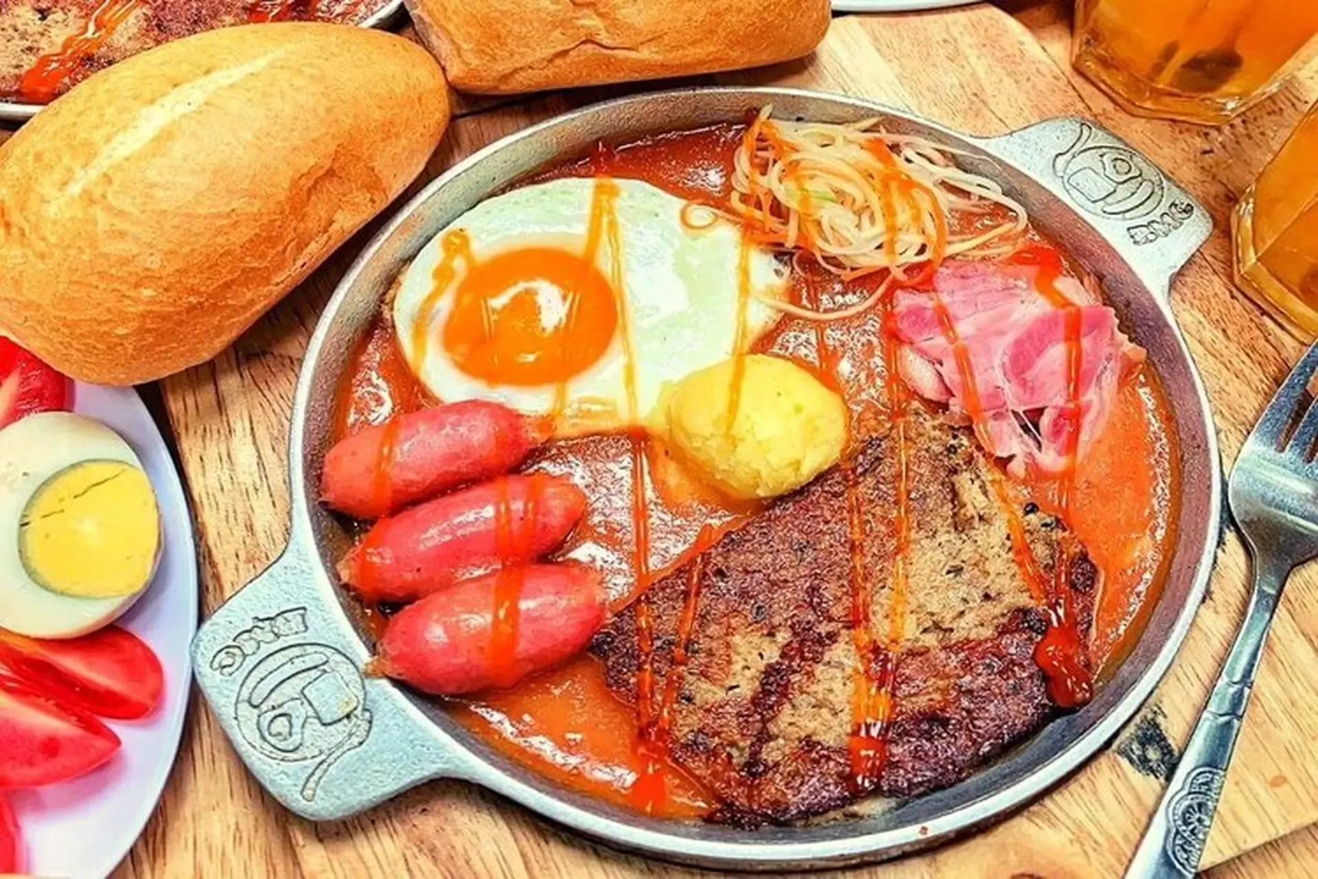 Một phần bánh mì chảo đầy đủ pate, xúc xích và nước sốt đậm đà cho buổi sáng no nê.