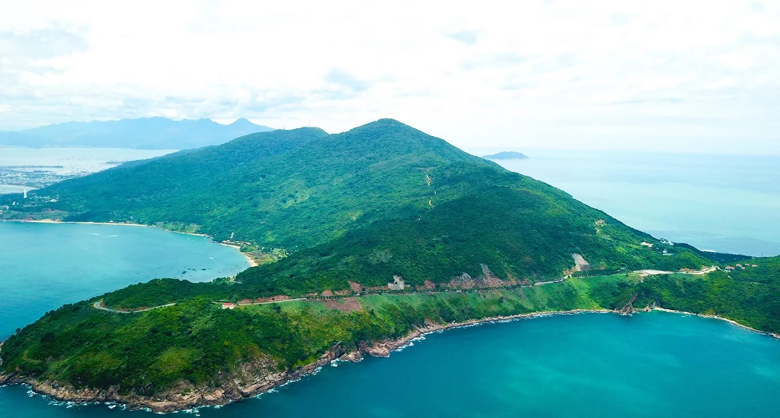 Bán đảo Sơn Trà nổi bật với cảnh quan xanh mát và không gian trong lành.