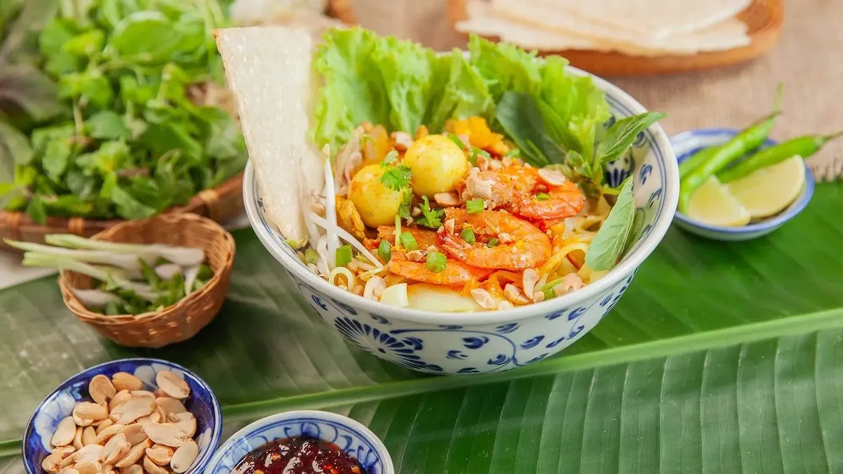 Mì Quảng là món ăn đặc trưng của miền Trung với hương vị đậm đà.