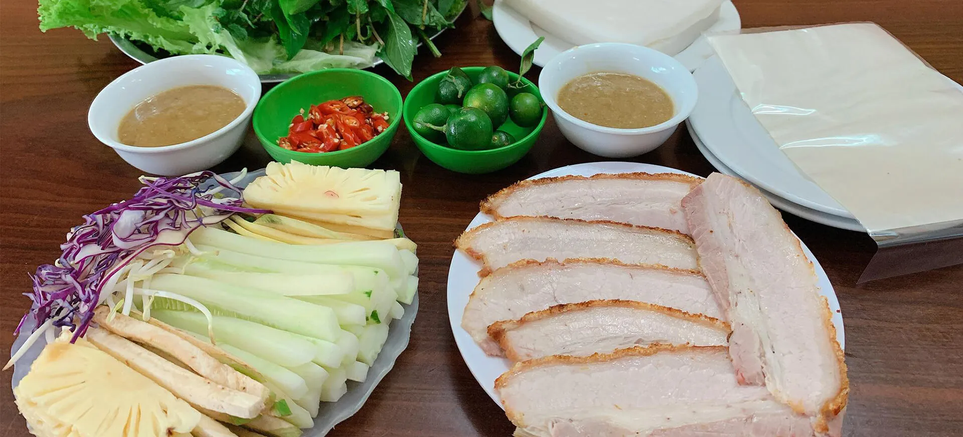 Sự kết hợp giữa rau sống, thịt heo và bánh tráng tạo nên vị ngon hài hòa.