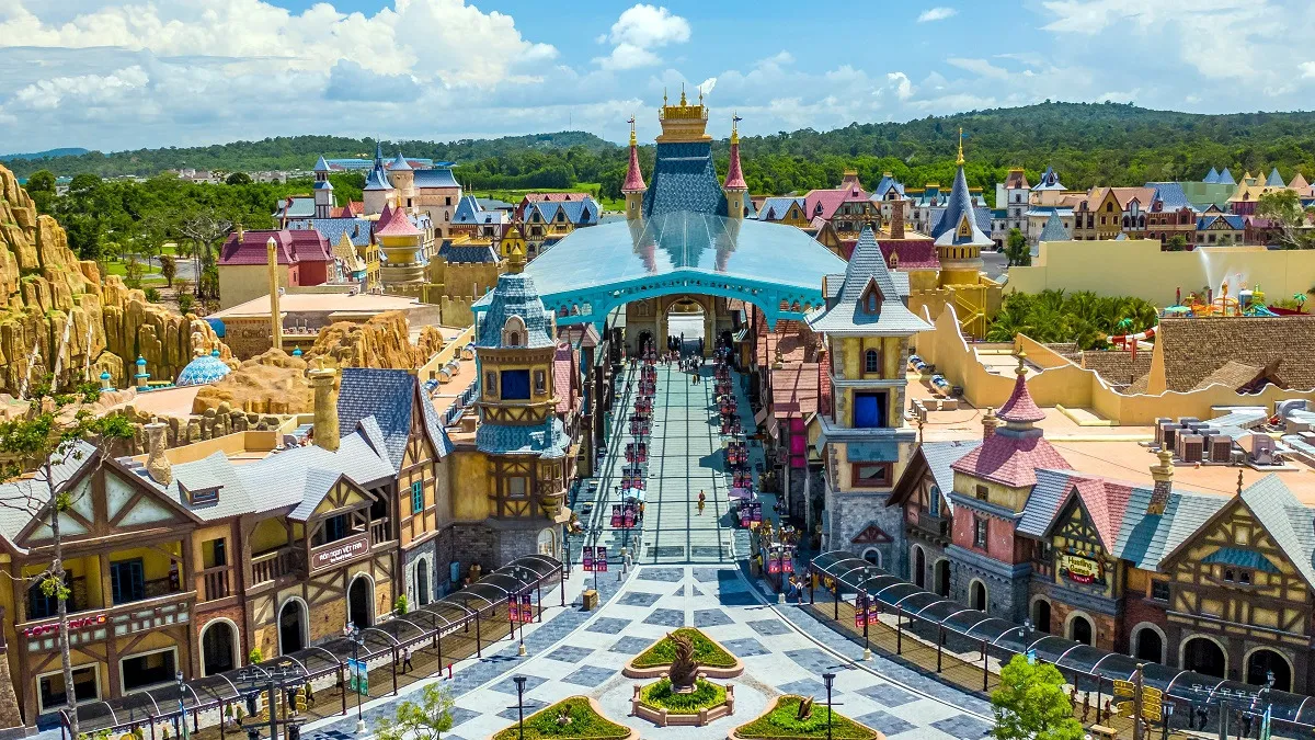 Bước vào VinWonders Phú Quốc như lạc giữa một thế giới kỳ ảo đầy màu sắc.