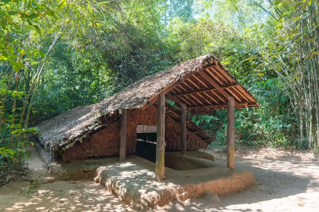Địa đạo Củ Chi là minh chứng sống động cho sự kiên cường và sáng tạo trong kháng chiến của người Việt.