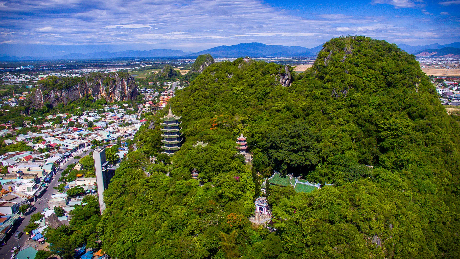 Ngũ Hành Sơn gồm năm ngọn núi đá vôi tượng trưng cho năm yếu tố trong ngũ hàng: Kim Sơn, Mộc Sơn, Thủy Sơn, Hỏa Sơn và Thổ Sơn.