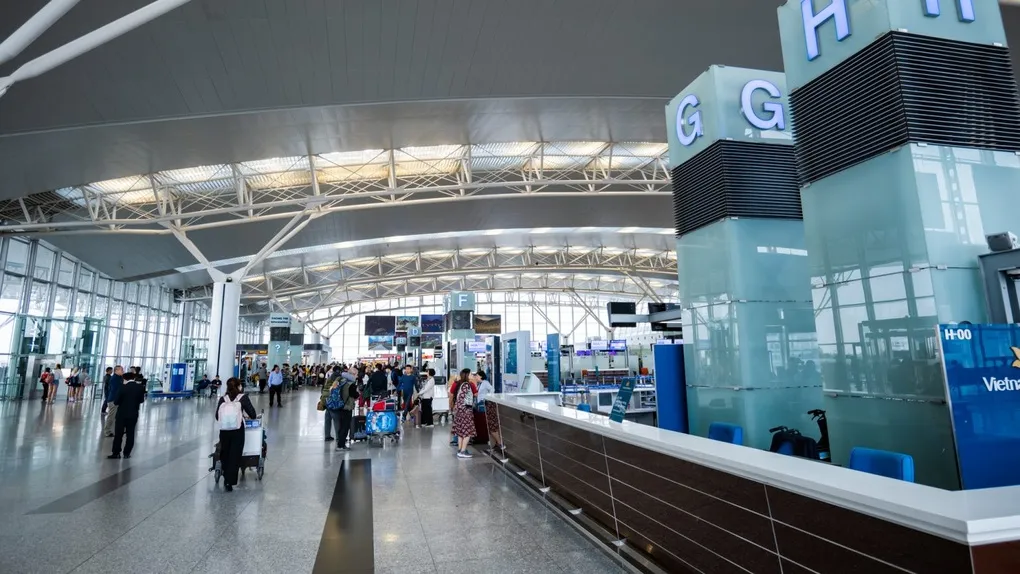 Đáp sân bay Nội Bài và tiếp tục di chuyển đến đảo Cô Tô