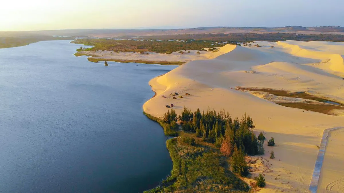 Bàu Trắng được mệnh danh là tiểu sa mạc Sahara của Bình Thuận