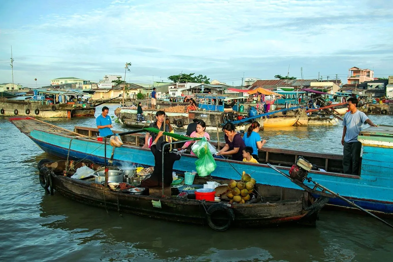Chợ nổi Cái Răng là địa điểm nổi tiếng của thành phố Cần Thơ