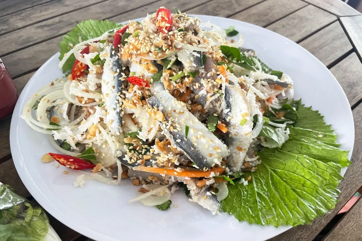 Gỏi cá trích là món đặc sản hấp dẫn của Phú Quốc