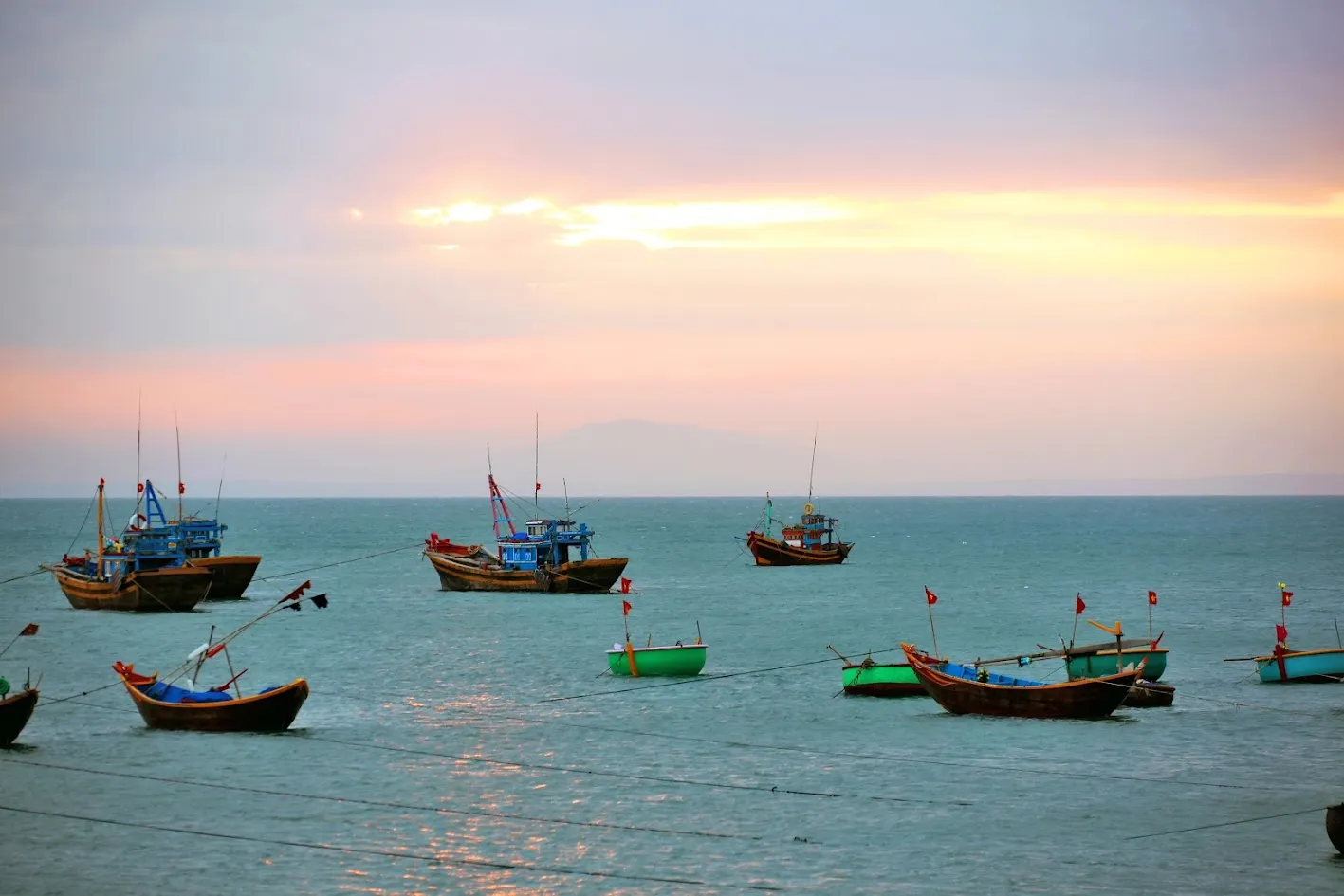 Một làng chài yên bình để cảm nhận rõ nhịp sống của người dân nơi đây